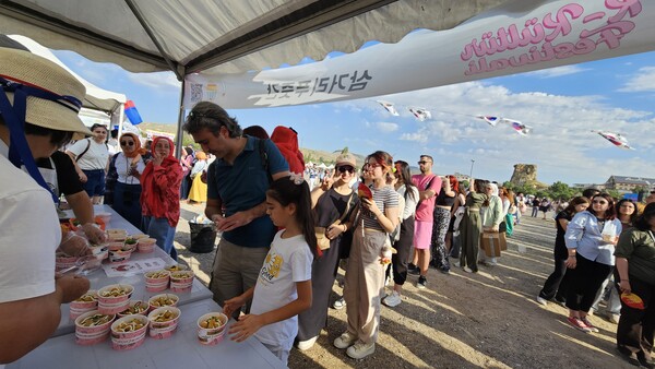 노희영 식음연구소 대표가 한식 도시락을 나눠주고 있다.