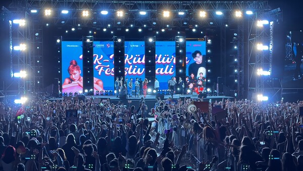 튀르키예의 K-컬처 페스티벌에서 화사와 보이그룹 나우어데이즈가 공연 중이다.