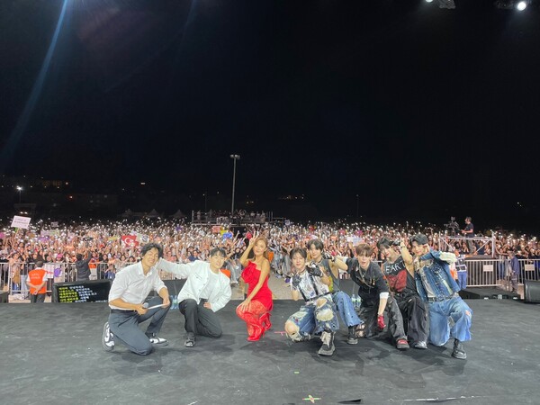 튀르키예의 K-컬처 페스티벌에서 화사와 보이그룹 나우어데이즈가 공연 및 포토타임을 가지고 있다.