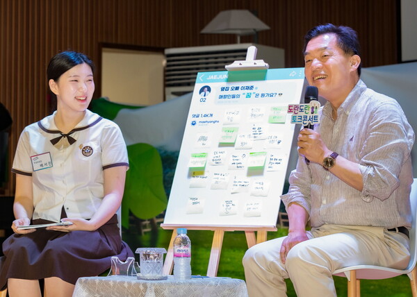 이재준 수원시장이 매향여자정보고 학생들과 함께한 토크콘서트에서 “수원시가 여러분의 성장을 돕는 페이스 메이커 역할을 하겠다”고 말했다./ 수원시 제공