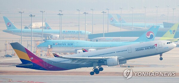 인천공항 활주로의 대한항공·아시아나항공 항공기 / 연합뉴스 제공