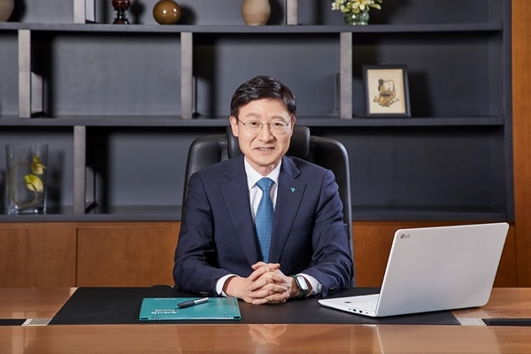 지난해 1월, 대내외 불안정한 환경 속에서 하나은행장으로 취임한 이승열 행장은 고객, 현장, 리스크 관리에 집중한 결과 2년 연속 리딩뱅크 타이틀을 사수하는 등 성공적인 임기를 보내고 있다. /하나은행 제공