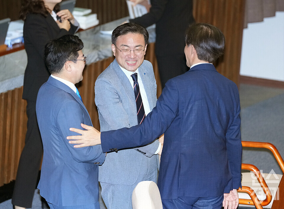 박찬대 원내대표(왼쪽부터), 신장식 조국혁신당 의원, 조국 조국혁신당 의원이 4일 오후 서울 여의도 국회 본회의서 이야기를 나누고 있다. 이날 해병대원 특검법(순직 해병 수사 방해 및 사건 은폐 등의 진상규명을 위한 특별검사의 임명 등에 관한 법률안) 찬성 무제한 토론(필리버스터)이 이틀째 진행되고 있다. /최대성 기자 dpdaesung@sporbiz.co.kr 2024.07.04.