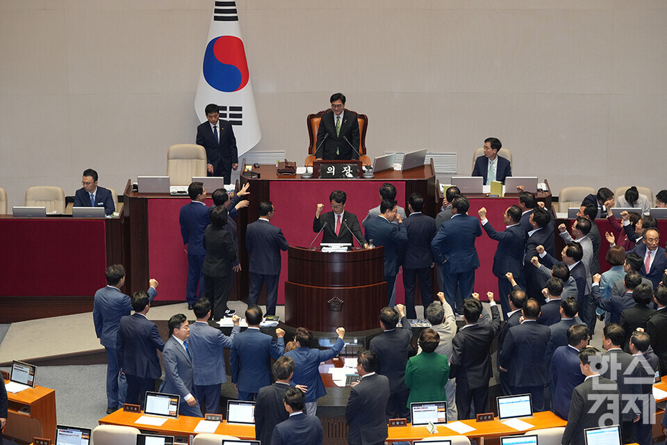 4일 오후 서울 여의도 국회에서 열린 본회의에서 우원식 국회의장이 곽규택 국민의힘 의원의 발언 중지를 선언하고, 해병대원 특검법에 대한 무제한 토론 종결동의의 건을 상정하자 국민의힘 의원들이 의장석 앞에서 격렬하게 항의하고 있다. /최대성 기자 dpdaesung@sporbiz.co.kr 2024.07.04.