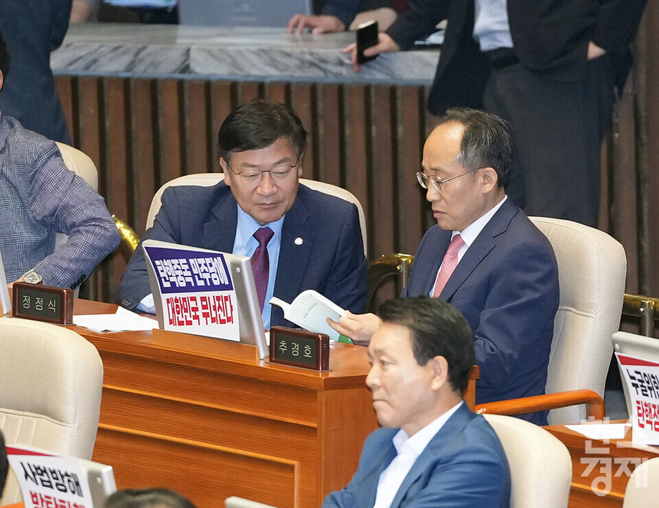 4일 오후 서울 여의도 국회에서 본회의가 열리고 있다. 이틀째 해병대원 특검법(순직 해병 수사 방해 및 사건 은폐 등의 진상규명을 위한 특별검사의 임명 등에 관한 법률안) 찬성 무제한 토론(필리버스터)이 진행되고 있다. 추경호 국민의힘 원내대표가 관련법을 확인하고 있다. /최대성 기자 dpdaesung@sporbiz.co.kr 2024.07.04.