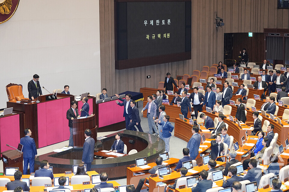 4일 오후 서울 여의도 국회에서 열린 본회의에서 우원식 국회의장이 곽규택 국민의힘 의원의 발언 중지를 선언하고, 해병대원 특검법에 대한 무제한 토론 종결동의의 건을 상정하자 국민의힘 의원들이 의장석 앞에서 격렬하게 항의하고 있다. /최대성 기자 dpdaesung@sporbiz.co.kr 2024.07.04.