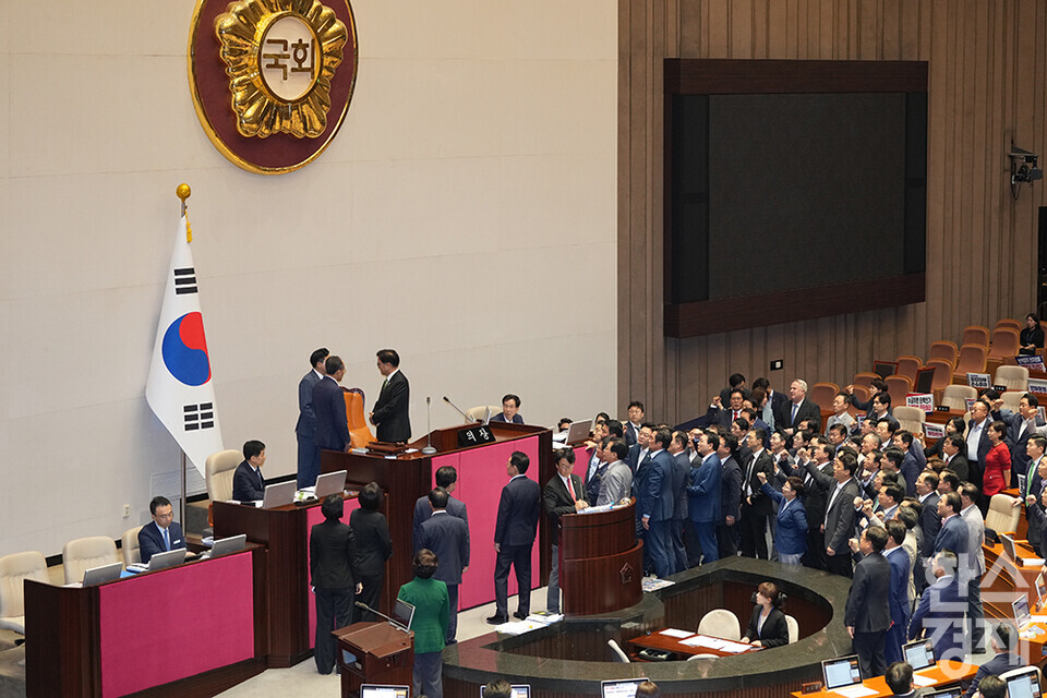 4일 오후 서울 여의도 국회에서 열린 본회의에서 우원식 국회의장이 곽규택 국민의힘 의원의 발언 중지를 선언하고, 해병대원 특검법에 대한 무제한 토론 종결동의의 건을 상정하자 국민의힘 의원들이 의장석 앞에서 격렬하게 항의하고 있다. /최대성 기자 dpdaesung@sporbiz.co.kr 2024.07.04.