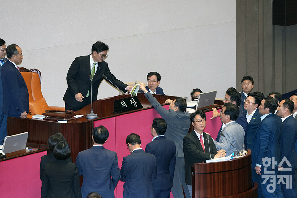 4일 오후 서울 여의도 국회에서 열린 본회의에서 우원식 국회의장이 곽규택 국민의힘 의원의 발언 중지를 선언하고, 해병대원 특검법에 대한 무제한 토론 종결동의의 건을 상정하자 국민의힘 의원들이 의장석 앞에서 격렬하게 항의하고 있다. /최대성 기자 dpdaesung@sporbiz.co.kr 2024.07.04.