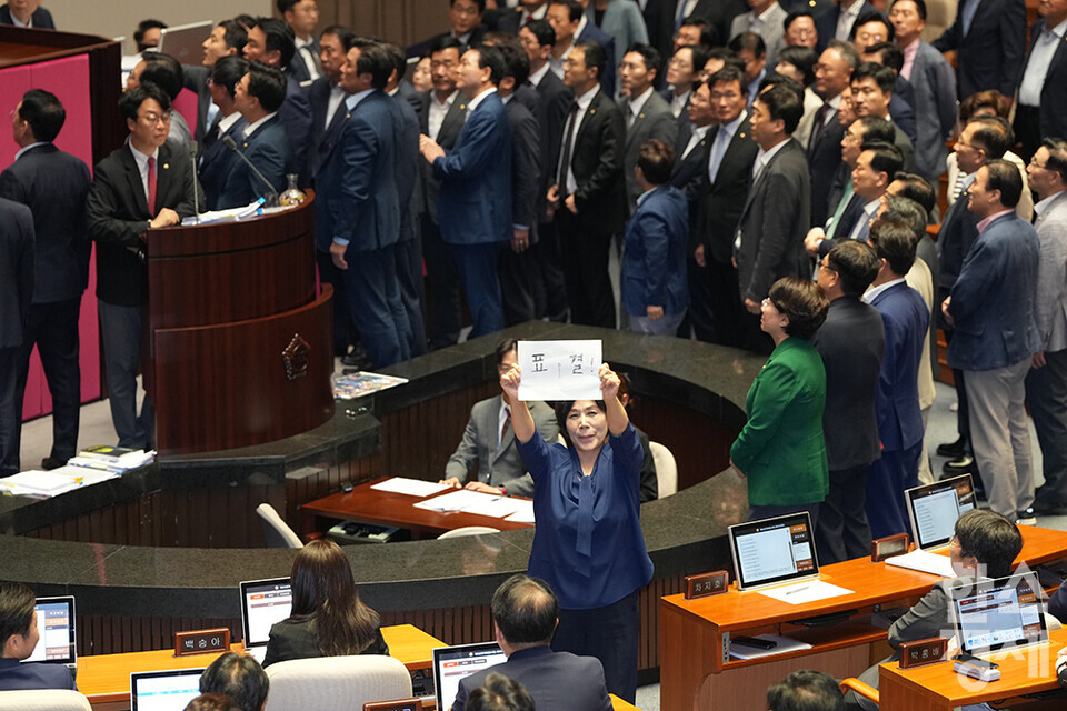 4일 오후 서울 여의도 국회에서 열린 본회의에서 우원식 국회의장이 곽규택 국민의힘 의원의 발언 중지를 선언하고, 해병대원 특검법에 대한 무제한 토론 종결동의의 건을 상정하자 국민의힘 의원들이 의장석 앞에서 격렬하게 항의하고 있다. 최 민희 더불어민주당 의원이 '표결'이라고 쓰인 손팻말을 들고 서 있다./최대성 기자 dpdaesung@sporbiz.co.kr 2024.07.04.