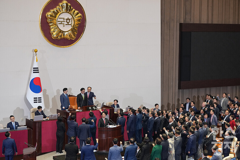 4일 오후 서울 여의도 국회에서 열린 본회의에서 우원식 국회의장이 곽규택 국민의힘 의원의 발언 중지를 선언하고, 해병대원 특검법에 대한 무제한 토론 종결동의의 건을 상정하자 국민의힘 의원들이 의장석 앞에서 격렬하게 항의하고 있다. /최대성 기자 dpdaesung@sporbiz.co.kr 2024.07.04.