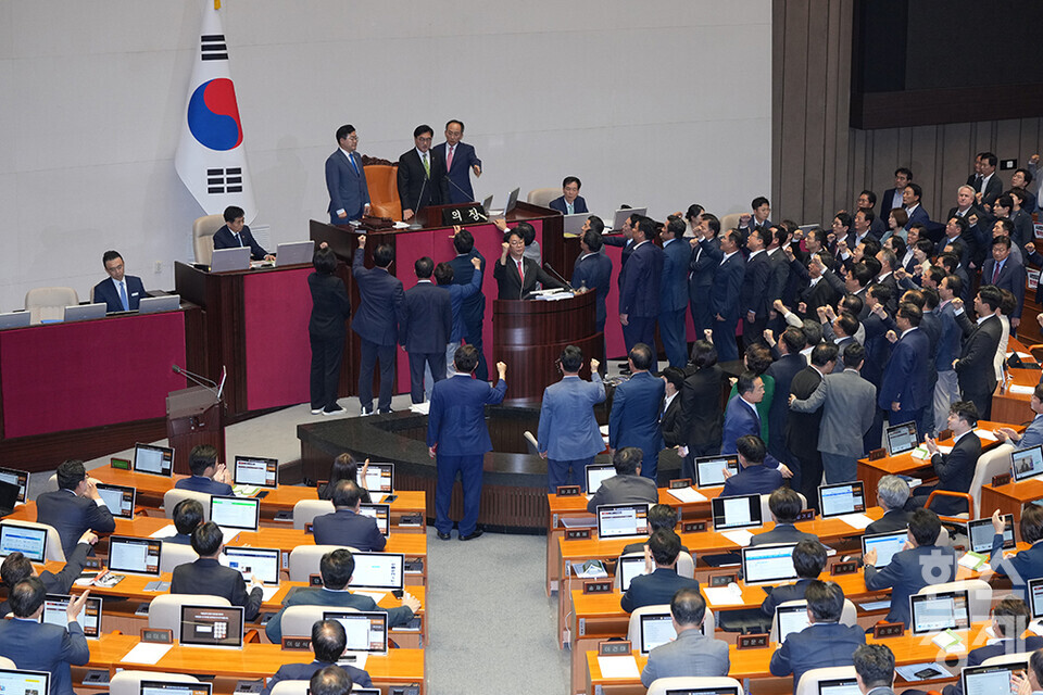 4일 오후 서울 여의도 국회에서 열린 본회의에서 우원식 국회의장이 곽규택 국민의힘 의원의 발언 중지를 선언하고, 해병대원 특검법에 대한 무제한 토론 종결동의의 건을 상정하자 국민의힘 의원들이 의장석 앞에서 격렬하게 항의하고 있다. /최대성 기자 dpdaesung@sporbiz.co.kr 2024.07.04.