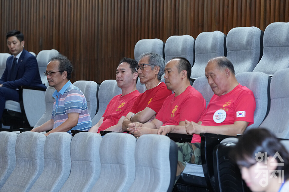 4일 오후 서울 여의도 국회에서 본회의가 열리고 있다. 해병대 예비역들이 해병대원 특검법(순직 해병 수사 방해 및 사건 은폐 등의 진상규명을 위한 특별검사의 임명 등에 관한 법률안)에 대한 무제한 토론 종결동의의 건이 상정되자 항의하고 있는 국민의힘 의원들을 바라보고 있다. /최대성 기자 dpdaesung@sporbiz.co.kr 2024.07.04.