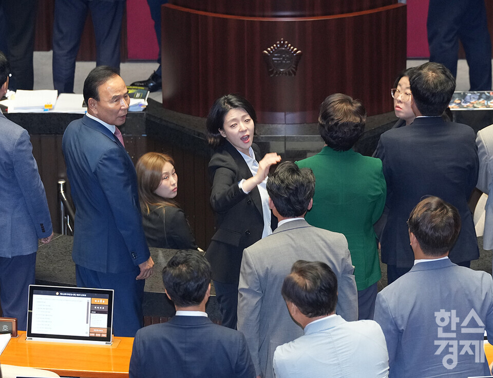 4일 오후 서울 여의도 국회에서 열린 본회의에서 우원식 국회의장이 곽규택 국민의힘 의원의 발언 중지를 선언하고, 해병대원 특검법에 대한 무제한 토론 종결동의의 건을 상정하자 국민의힘 의원들이 의장석 앞에서 격렬하게 항의하고 있다. 배현진 국민의힘 의원과 진성준 더불어민주당 의원이 언쟁을 벌이고 있다. /최대성 기자 dpdaesung@sporbiz.co.kr 2024.07.04.