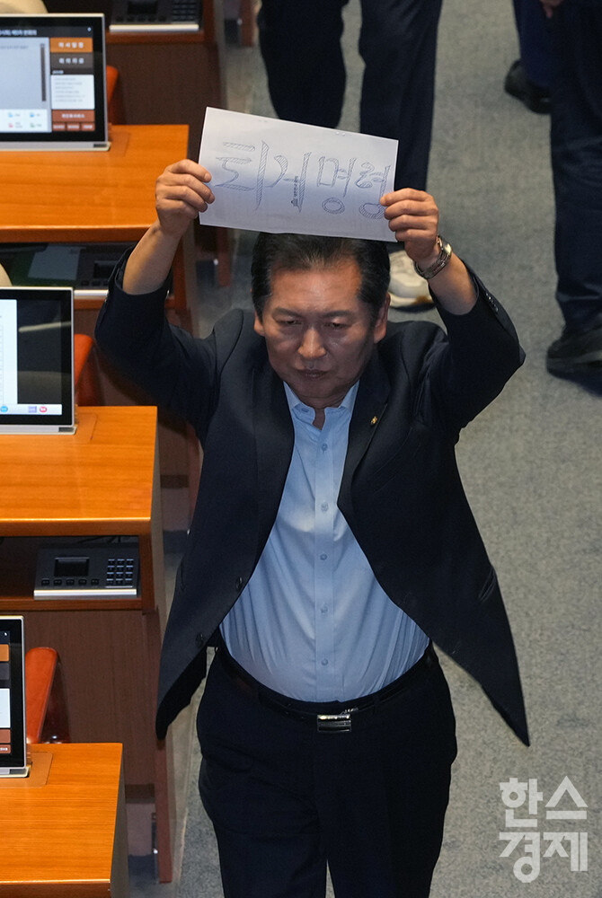 4일 오후 서울 여의도 국회에서 본회의가 열리고 있다. 정청래 더불어민주당 의원이 해병대원 특검법에 대한 무제한 토론 종결동의의 건이 상정되자 항의하는 국민의힘 의원들을 향해 '퇴거명령'이라고 쓰인 손피켓을 들어 보이고 있다. /최대성 기자 dpdaesung@sporbiz.co.kr 2024.07.04.