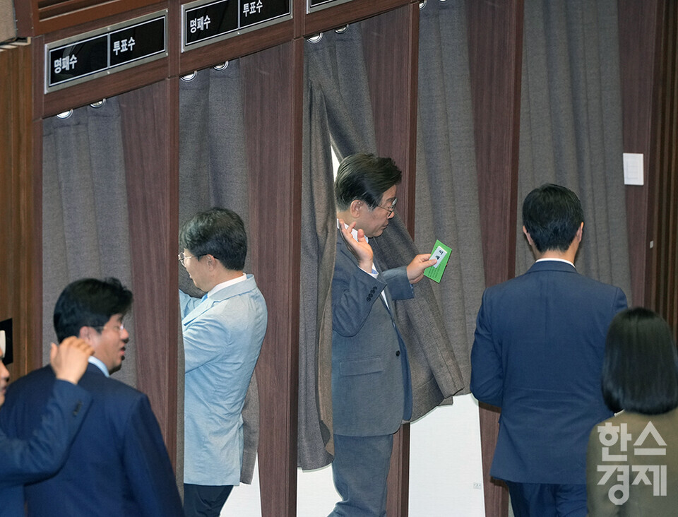 4일 오후 서울 여의도 국회에서 본회의가 열리고 있다. 이재명 더불어민주당 의원이 해병대원 특검법에 대한 무기명 투표를 하고 있다. /최대성 기자 dpdaesung@sporbiz.co.kr 2024.07.04.