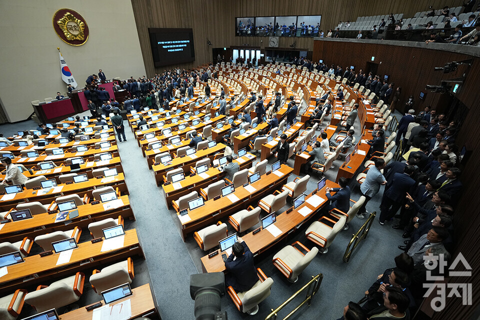 4일 오후 서울 여의도 국회에서 열린 본회의에서 우원식 국회의장이 곽규택 국민의힘 의원의 발언 중지를 선언하고, 해병대원 특검법에 대한 무제한 토론 종결동의의 건을 상정하자 국민의힘 의원들이 의장석 앞에서 격렬하게 항의하고 있다. /최대성 기자 dpdaesung@sporbiz.co.kr 2024.07.04.