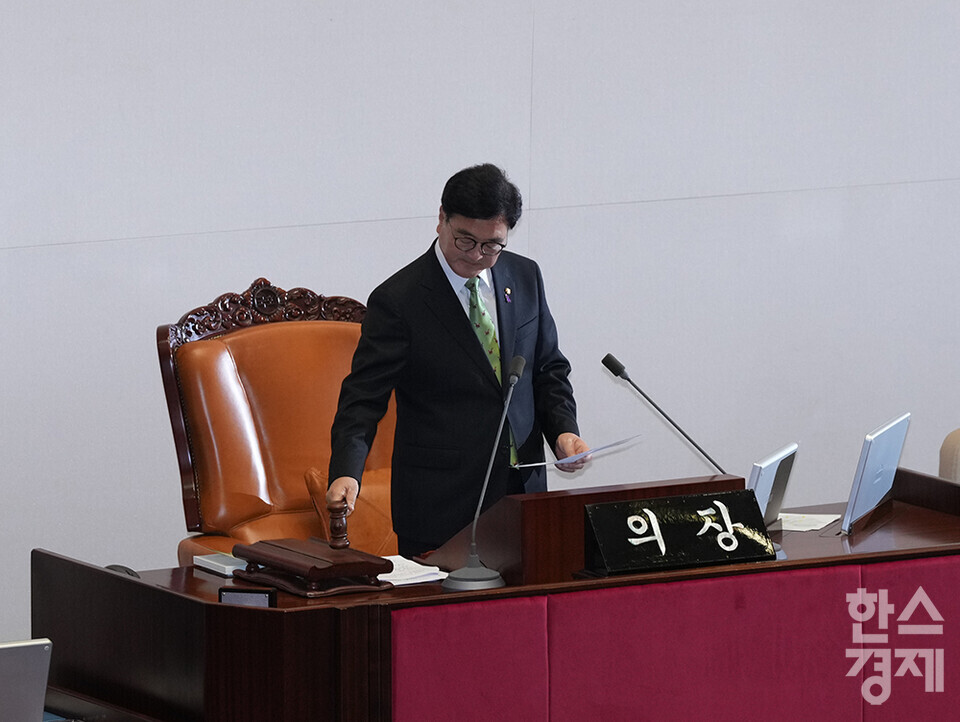 우원식 국회의장이 4일 오후 서울 여의도 국회에서 열린 본회의에서 의사봉을 두드리고 있다. 이날 순직 해병 수사 방해 및 사건 은폐 등의 진상규명을 위한 특별검사의 임명 등에 관한 법률안이 여당이 불참한 가운데 재적 300인 재석 190인 찬성 189인 반대 1인으로 가결됐다. /최대성 기자 dpdaesung@sporbiz.co.kr 2024.07.04.