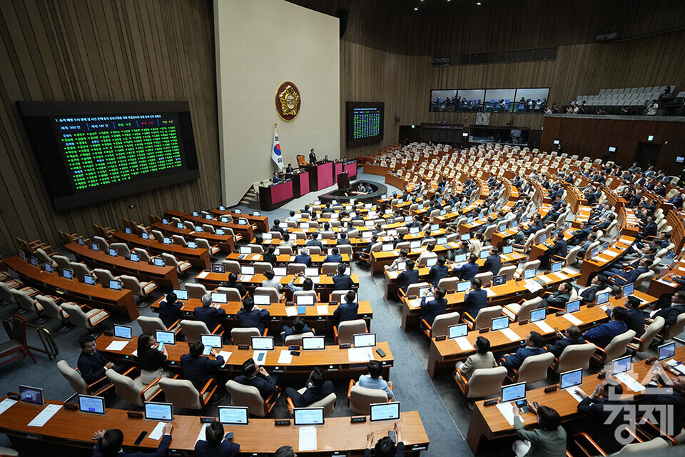 4일 오후 서울 여의도 국회 본회의에서 순직 해병 수사 방해 및 사건 은폐 등의 진상규명을 위한 특별검사의 임명 등에 관한 법률안 투표가 야당 단독으로 진행되고 있다. /최대성 기자 dpdaesung@sporbiz.co.kr 2024.07.04.