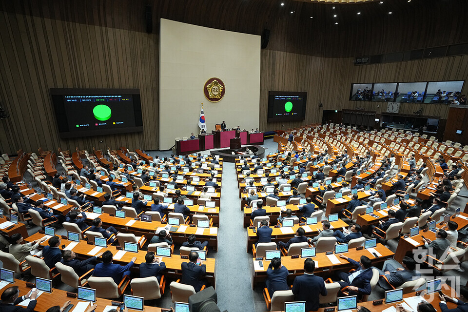 4일 오후 서울 여의도 국회에서 열린 본회의에서 순직 해병 수사 방해 및 사건 은폐 등의 진상규명을 위한 특별검사의 임명 등에 관한 법률안이 여당이 불참한 가운데 재적 300인 재석 190인 찬성 189인 반대 1인으로 가결됐다. /최대성 기자 dpdaesung@sporbiz.co.kr 2024.07.04.