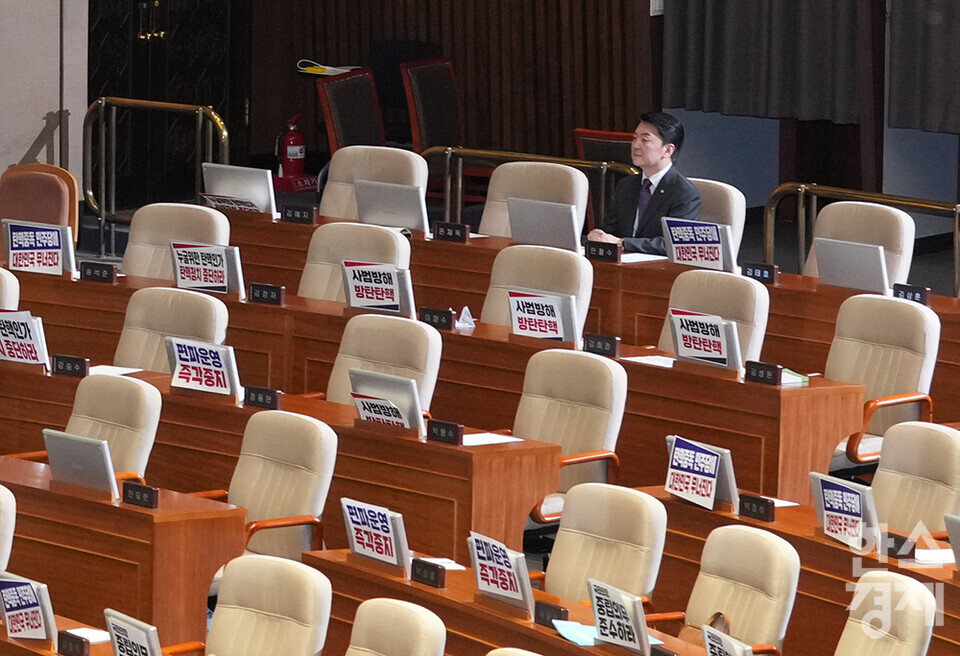 4일 오후 서울 여의도 국회에서 열린 본회의에서 순직 해병 수사 방해 및 사건 은폐 등의 진상규명을 위한 특별검사의 임명 등에 관한 법률안이 여당이 불참한 가운데 재적 300인 재석 190인 찬성 189인 반대 1인으로 가결됐다. 국민의힘 의원 중에서 유일하게 찬성표를 던진 안철수 의원이 앉아 있다. /최대성 기자 dpdaesung@sporbiz.co.kr 2024.07.04.