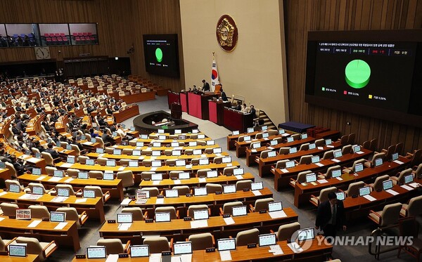 채상병특검법, 다시 국회 통과 - 4일 국회 본회의에서 국민의힘 의원들이 불참한 가운데 채상병특검법이 가결되고 있다. /연합뉴스