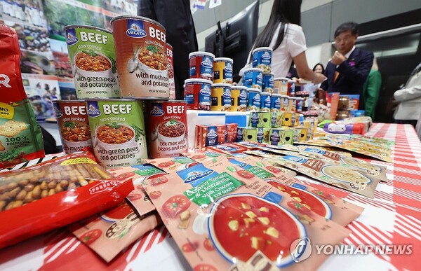 수입 상품들이 한자리에 - 4일 서울 강남구 코엑스에서 열린 한국수입박람회에서 관람객들이 전시를 살펴보고 있다. /연합뉴스