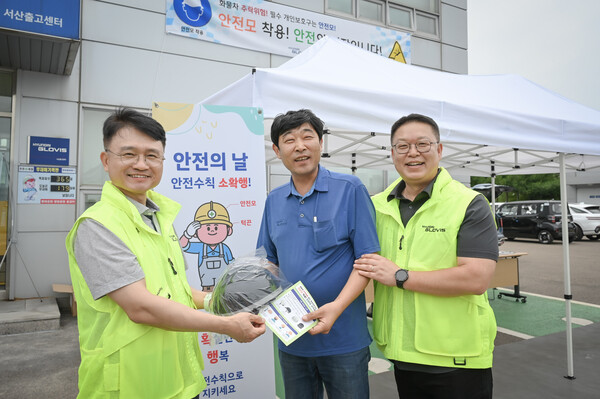 현대글로비스 관계자들이 최근 현대글로비스 서산사무소에서 자동차운반트럭 운전원에게 안전모를 전달하고 있는 모습 / 현대글로비스 제공