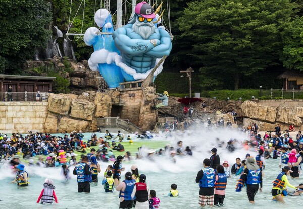 야외 파도풀에 등장한 8미터 초대형 시그니처 포토스팟 '힙세이돈'. /에버랜드 제공