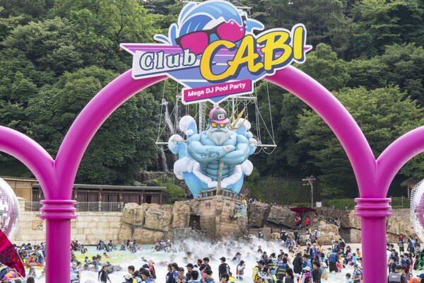 야외 파도풀에 등장한 8미터 초대형 시그니처 포토스팟 '힙세이돈'. /에버랜드 제공