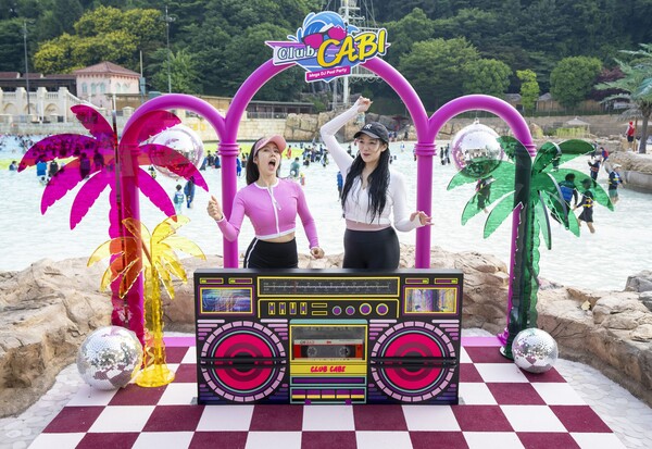 야외 파도풀에 등장한 클럽 디제잉 부스 포토존. /에버랜드 제공