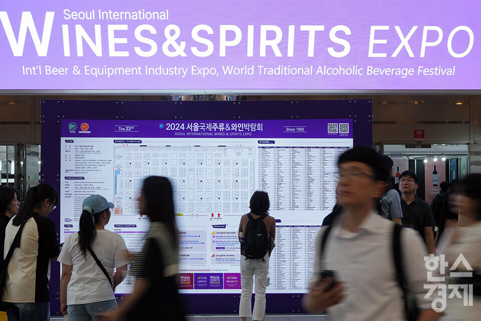 5일 서울 강남구 코엑스에서 2024 서울국제주류&와인박람회가 열리고 있다. 많은 참관객들이 행사장 부스 위치를 둘러보고 있다. /최대성 기자 dpdaesung@sporbiz.co.kr 2024.07.05.