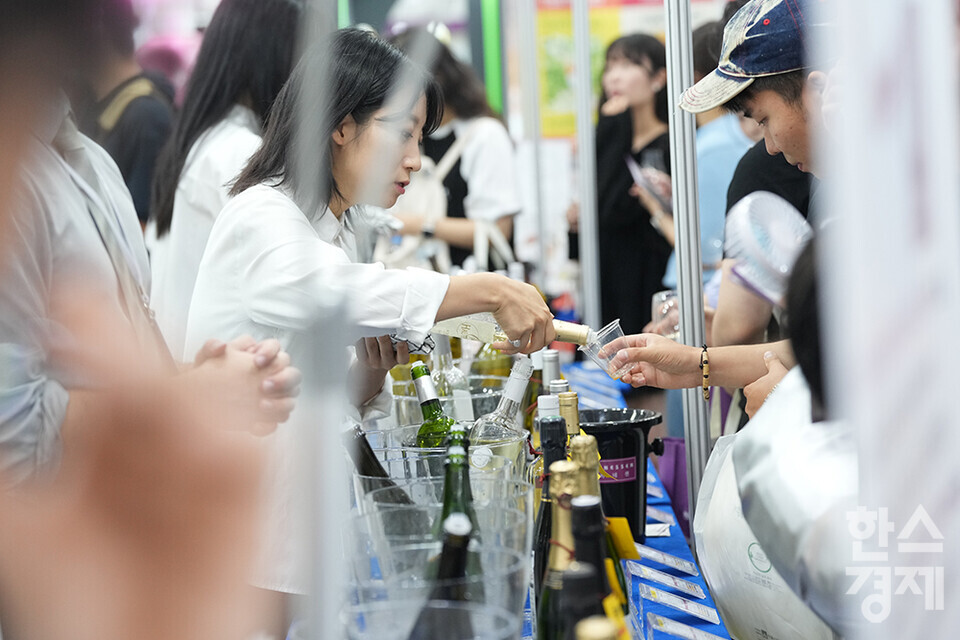 5일 서울 강남구 코엑스에서 2024 서울국제주류&와인박람회가 열리고 있다. 많은 참관객들이 부스에서 와인을 시음하고 있다. /최대성 기자 dpdaesung@sporbiz.co.kr 2024.07.05.
