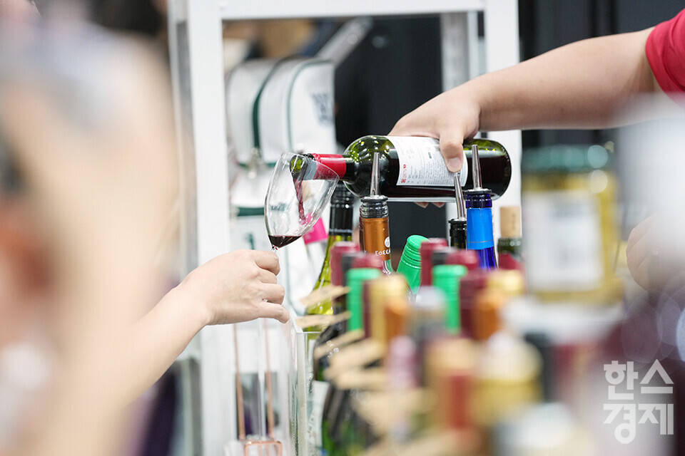 5일 서울 강남구 코엑스에서 2024 서울국제주류&와인박람회가 열리고 있다. 많은 참관객들이 부스에서 와인을 시음하고 있다. /최대성 기자 dpdaesung@sporbiz.co.kr 2024.07.05.