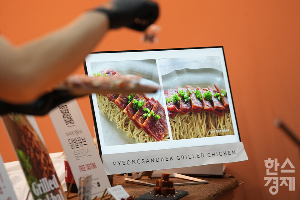 5일 서울 강남구 코엑스에서 2024 서울국제주류&와인박람회가 열리고 있다. 사진은 와인에 곁들이는 음식의 시식 모습. /최대성 기자 dpdaesung@sporbiz.co.kr 2024.07.05.