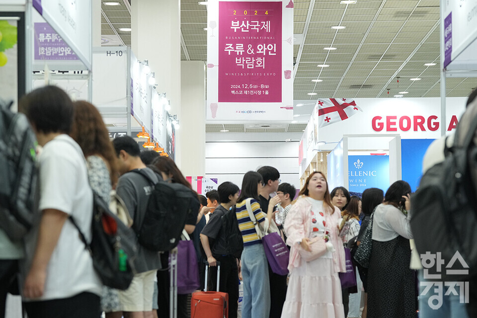 5일 서울 강남구 코엑스에서 2024 서울국제주류&와인박람회가 열리고 있다. 많은 참관객들이 행사장을 둘러보고 있다. /최대성 기자 dpdaesung@sporbiz.co.kr 2024.07.05.