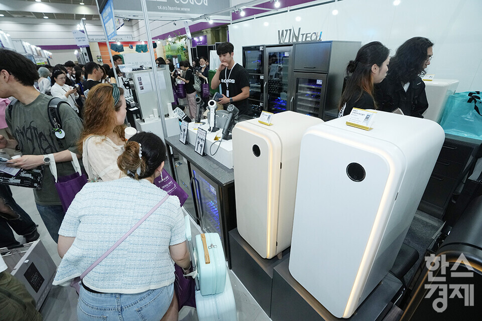 5일 서울 강남구 코엑스에서 2024 서울국제주류&와인박람회가 열리고 있다. 사진은 와인 냉장고 부스 모습. /최대성 기자 dpdaesung@sporbiz.co.kr 2024.07.05.