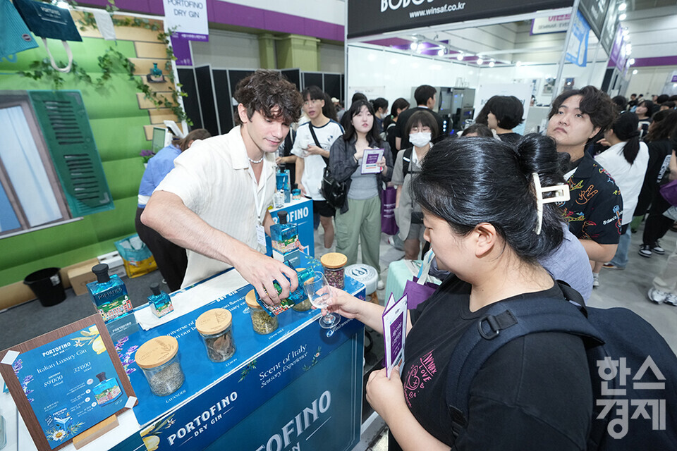 5일 서울 강남구 코엑스에서 2024 서울국제주류&와인박람회가 열리고 있다. 많은 참관객들이 부스에서 와인을 시음하고 있다. /최대성 기자 dpdaesung@sporbiz.co.kr 2024.07.05.