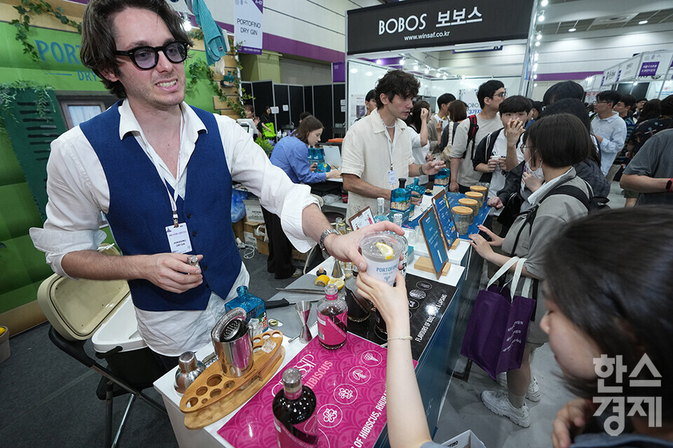 5일 서울 강남구 코엑스에서 2024 서울국제주류&와인박람회가 열리고 있다. 많은 참관객들이 부스에서 와인을 시음하고 있다. /최대성 기자 dpdaesung@sporbiz.co.kr 2024.07.05.