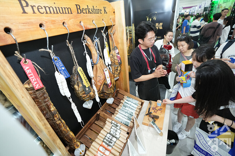 5일 서울 강남구 코엑스에서 2024 서울국제주류&와인박람회가 열리고 있다. 사진은 와인에 곁들이는 음식의 시식 모습. /최대성 기자 dpdaesung@sporbiz.co.kr 2024.07.05.