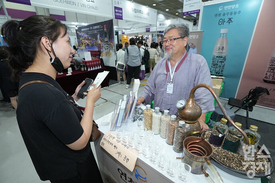 5일 서울 강남구 코엑스에서 2024 서울국제주류&와인박람회가 열리고 있다. 한 참관객이 전통주 부스서 시음하고 있다. /최대성 기자 dpdaesung@sporbiz.co.kr 2024.07.05.