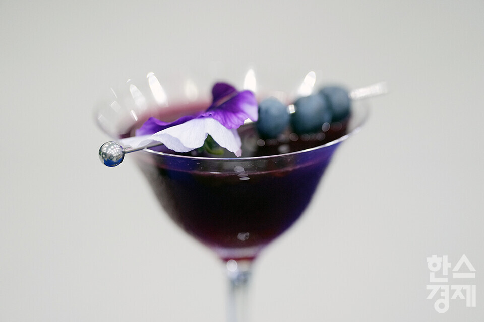 5일 서울 강남구 코엑스에서 2024 서울국제주류&와인박람회가 열리고 있다. 사진은 코리안컵 칵테일대회에 전시된 칵테일. /최대성 기자 dpdaesung@sporbiz.co.kr 2024.07.05.