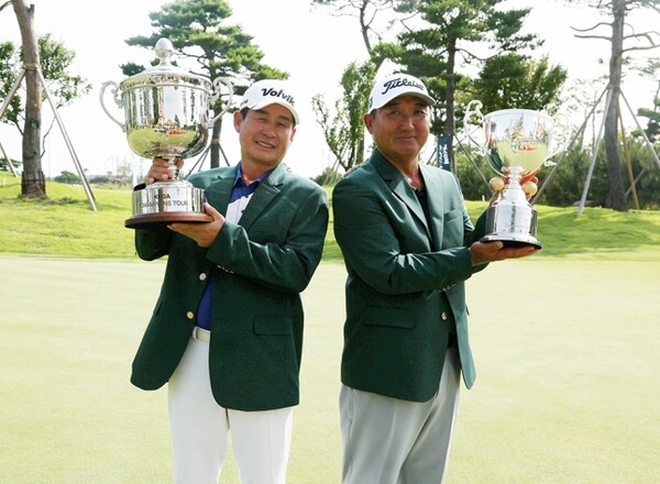 모중경(오른쪽)과 그랜드시니어 부문 우승 김정. /KPGA 제공
