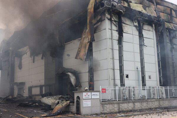 화성 아리셀공장 화재 당시 모습. 화성시(시장 정명근)가 ‘화성 아리셀공장 화재사고’ 부상자와 유가족에게 의료지원을 실시하고 있다./ 경기소방재난본부 제공