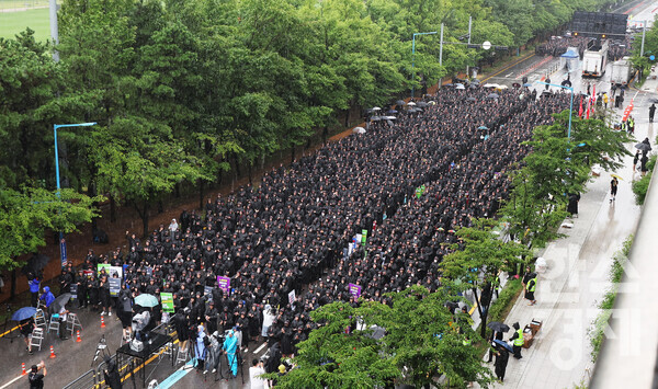 8일 오전 경기도 화성시 삼성전자 화성사업장 앞에서 열린 전국삼성전자노동조합 총파업 결의대회에서 조합원들이 구호를 외치고 있다. / 연합