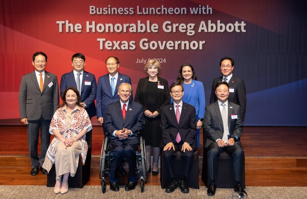 '그레그 애봇(Greg Abbott) 美 텍사스 주지사 초청 무역업계 간담회'에 참석한 주요 인사가 기념사진을 촬영하고 있다. (앞줄 왼쪽에서부터 시실리아 애봇(Cecilia Abbott) 美 텍사스 주지사 영부인, 그레그 애봇(Greg Abbott) 美 텍사스 주지사, 윤진식 한국무역협회 회장, 이휘령 세아제강 부회장. 뒷줄 왼쪽에서부터 장재진 오리엔트바이오 회장, 이우현 OCI홀딩스 회장, 최명배 엑시콘 회장, 제인 넬슨(Jane Nelson) 美 텍사스 국무장관, 아드리아나 크루즈(Adriana Cruz) 美 텍사스 경제개발‧관광부 대표, 노희열 오로라월드 회장)  / 한국무역협회 제공