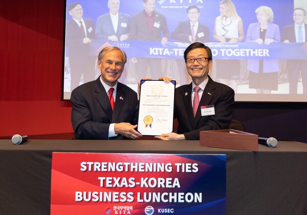 이날 행사에 참석한 그레그 애봇(Greg Abbott) 美 텍사스 주지사가 윤진식 한국무역협회 회장에게 무역협회 댈러스 사무소 개소를 축하하는 개소 선언서(Proclamation Award)를 전달하고 있다. / 한국무역협회 제공