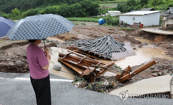 집중호우에 무너진 정자 - 8일 오후 경북 영양군 입암면 금학리 한 마을의 정자가 집중호우로 인해 무너져 있다. /연합뉴스