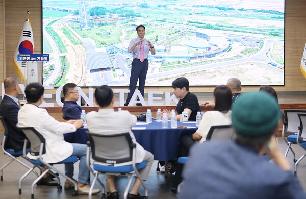 평택시(시장 정장선)는 민선8기 2주년을 맞아 지역 언론인을 대상으로 지난 2년 동안의 성과와 남은 2년 동안의 정책 방향을 설명했다고 밝혔다./평택시 제공