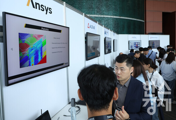 9일 오후 서울 강남구 코엑스에서 열린 '삼성 파운드리 포럼 2024'와 'SAFE(Samsung Advanced Foundry Ecosystem) 포럼 2024' 에서 참석자들이 기업 부스들을 살펴보며 설명을 듣고 있다. / 연합