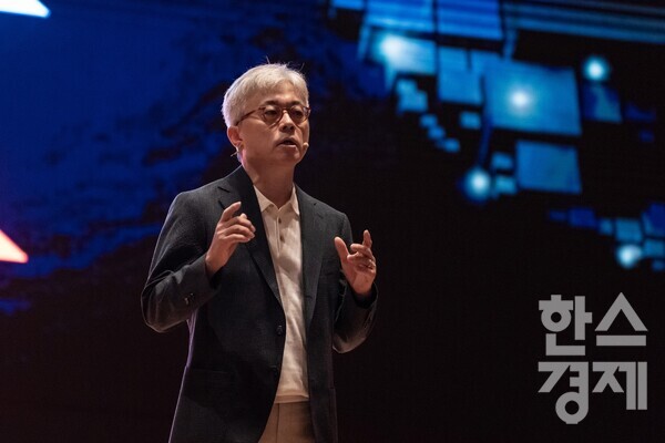 9일 삼성동 코엑스에서 열린 '삼성 파운드리 포럼 2024(Samsung Foundry Forum 2024)'에서 삼성전자 파운드리 사업부장 최시영 사장이 기조연설을 하고 있다. / 삼성전자